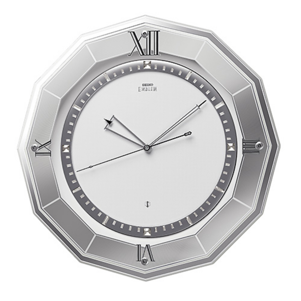確かな時を刻む衛星電波ムーブメントを採用したスタイリッシュな掛時計です。銀色メタリック塗装のプラスチック枠にカットガラスを使用。