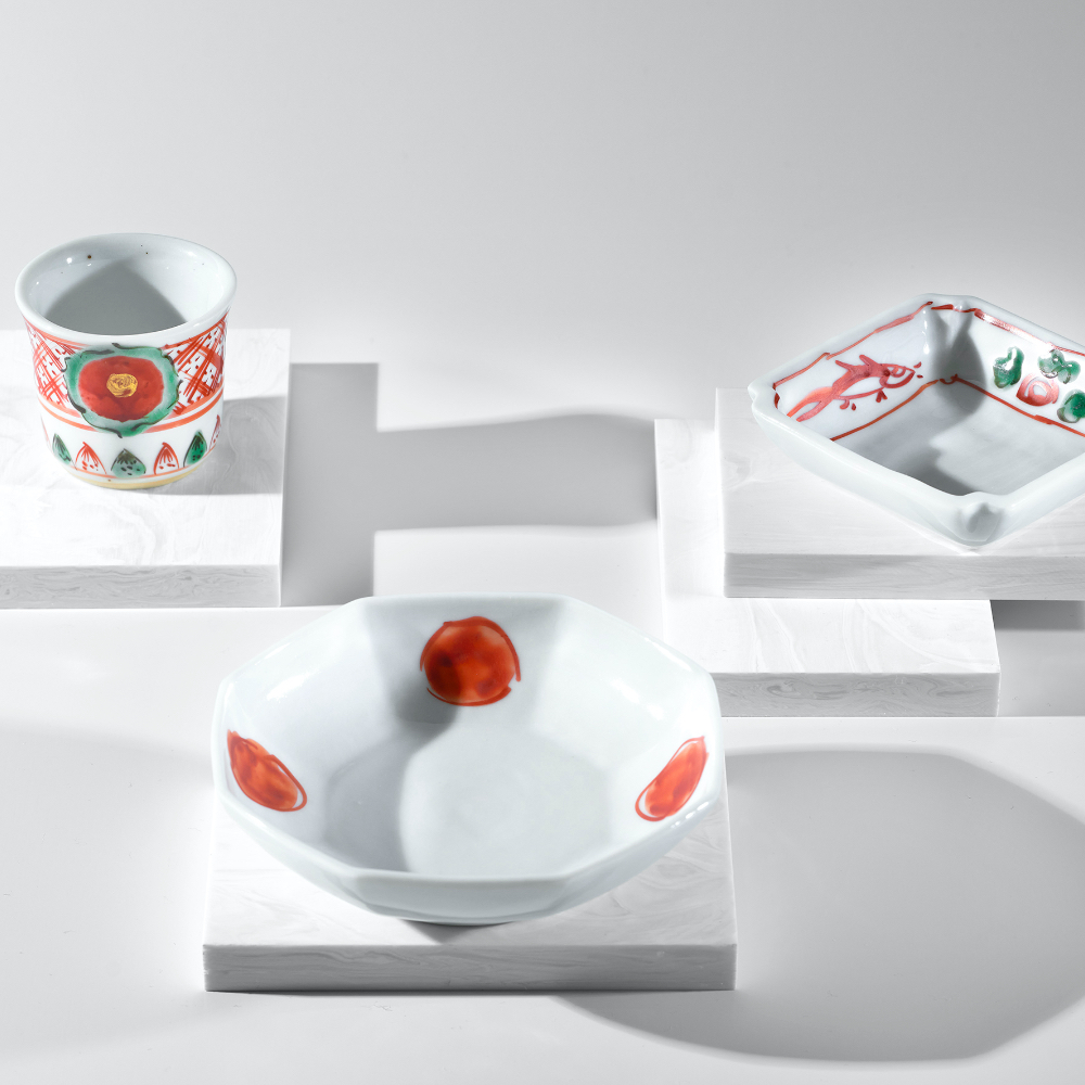 大らかで色彩豊かな4代須田菁華さんの作品。（左から）伝統的な文様「呉須赤玉」のぐい呑と八角小皿、呉州赤絵魚文四角小皿。
