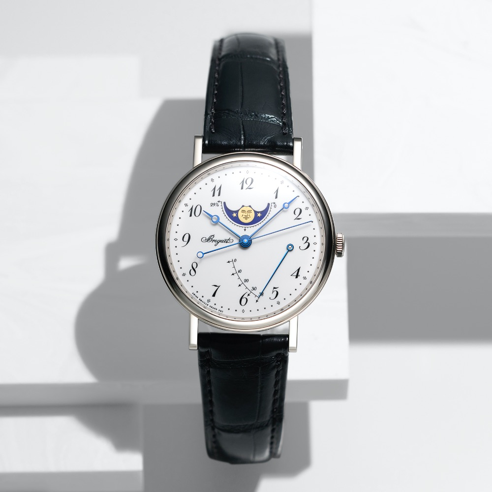 初代製作の懐中時計をモチーフとした“クラシック 7787”のダイヤルは、伝統的なグラン・フー・エナメル製で質感が豊か。18KPG。